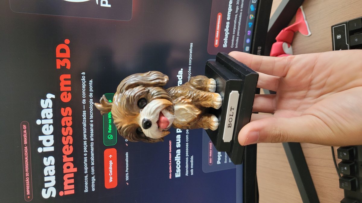 Miniatura 3D pintada à mão de um cachorro shih tzu, com base preta e plaquinha com o nome Bolt